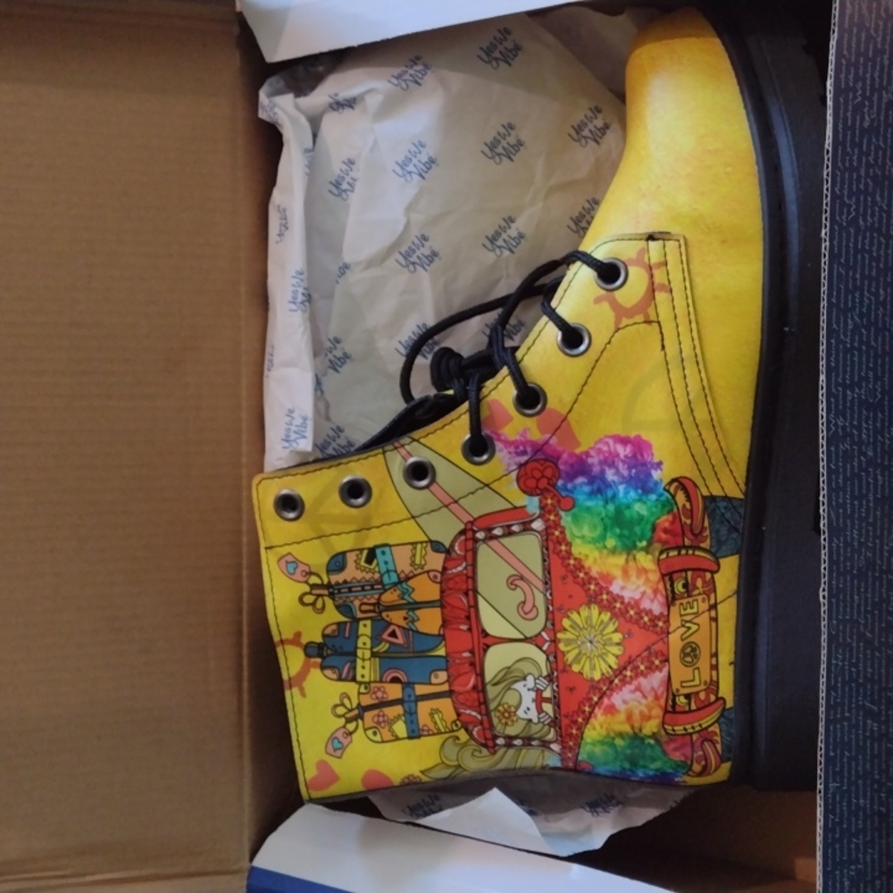 Yes We Vibe traveling surfer rainbow boot size 8.5w